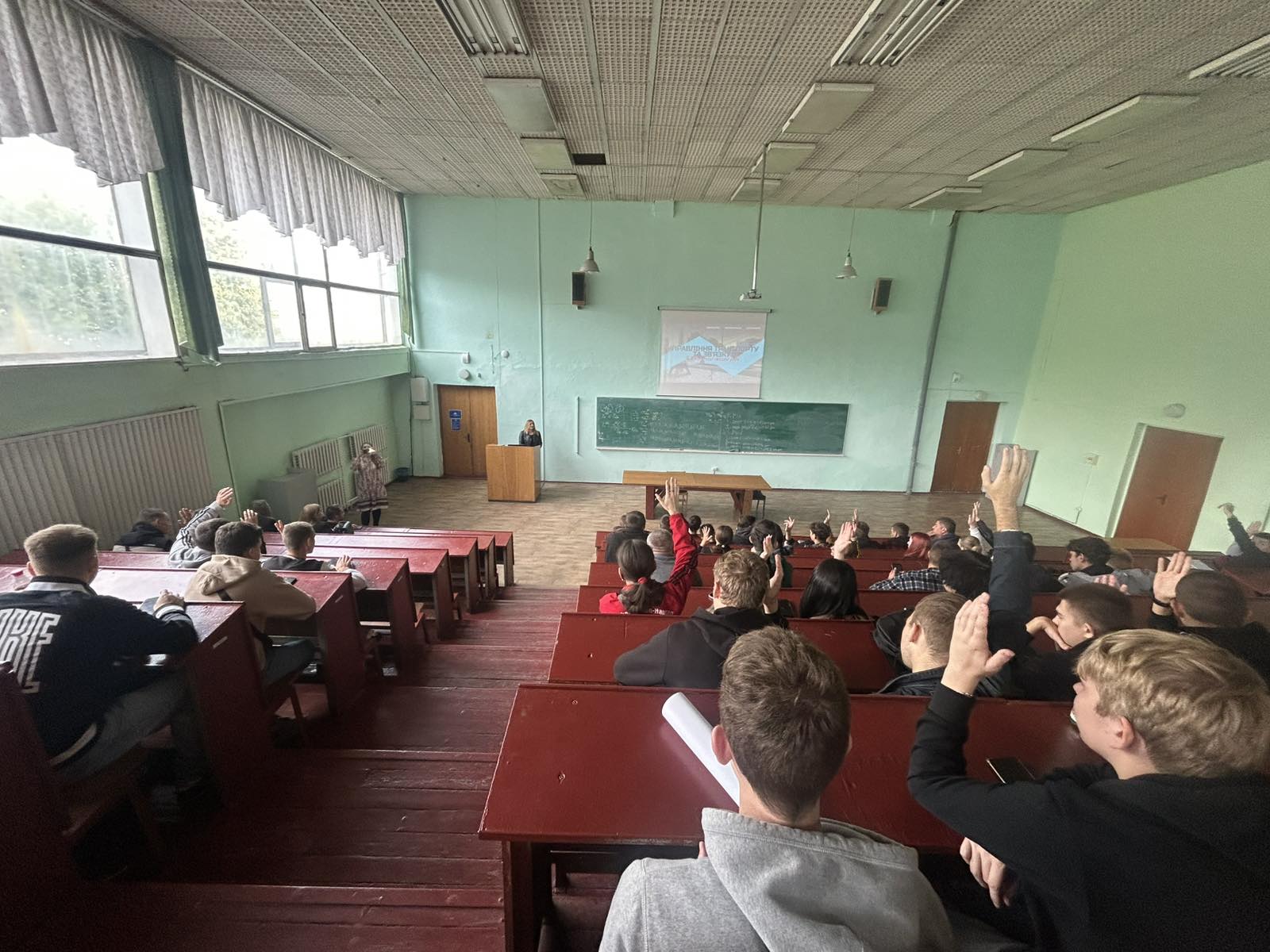 У рамках поглиблення співпраці з роботодавцями та посилення практичної складової підготовки студентів, на кафедрі «Трибології, автомобілів та матеріалознавства» Хмельницького національного університету відбулася важлива зустріч з представниками ключових стейкхолдерів у сфері транспорту міста. До обговорення актуальних питань підготовки фахівців та розвитку транспортної інфраструктури долучилися: •	Костик Костянтин Олександрович, начальник управління транспорту і зв’язку Хмельницької міської ради; •	Представники ХКП «Електротранс», одного з найбільших перевізників міста; •	Косіюк Олена Миколаївна, керівник Центру кар’єри ХНУ, яка виступила ініціатором та координатором зустрічі. Під час зустрічі були обговорені можливості стажування студентів, тематика дипломних і курсових проєктів, орієнтованих на реальні потреби міської транспортної системи, а також перспективи працевлаштування випускників кафедри. Зустріч засвідчила високий рівень зацікавленості місцевих органів влади та підприємств у підготовці кваліфікованих кадрів, здатних вирішувати актуальні інженерні та організаційні завдання транспортної сфери.